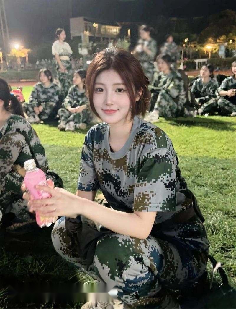 武汉的湿热夜晚，我光裸躺在床上，双腿大张 5