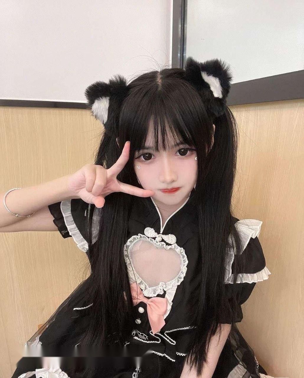 她赤裸着身子躺在柔软的床单上，眼神迷离地 3