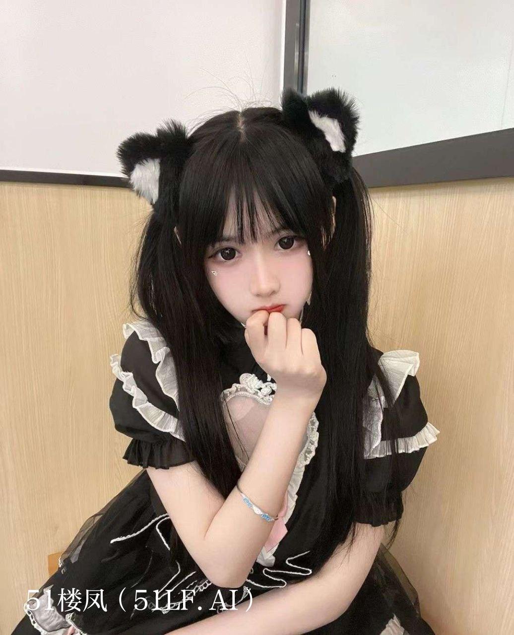 她赤裸着身子躺在柔软的床单上，眼神迷离地 4