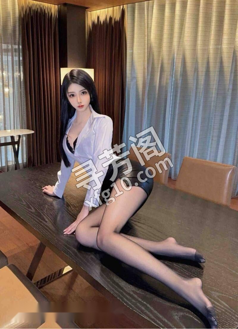 在西安的夜晚，她穿着紧身制服，丝袜包裹着 4