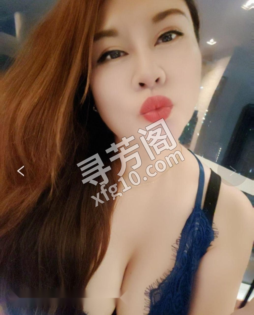 深圳夜晚的这个东北巨乳骚妇，胸前那对沉甸甸的大奶子晃荡着，粉嫩乳头硬得发亮 2
