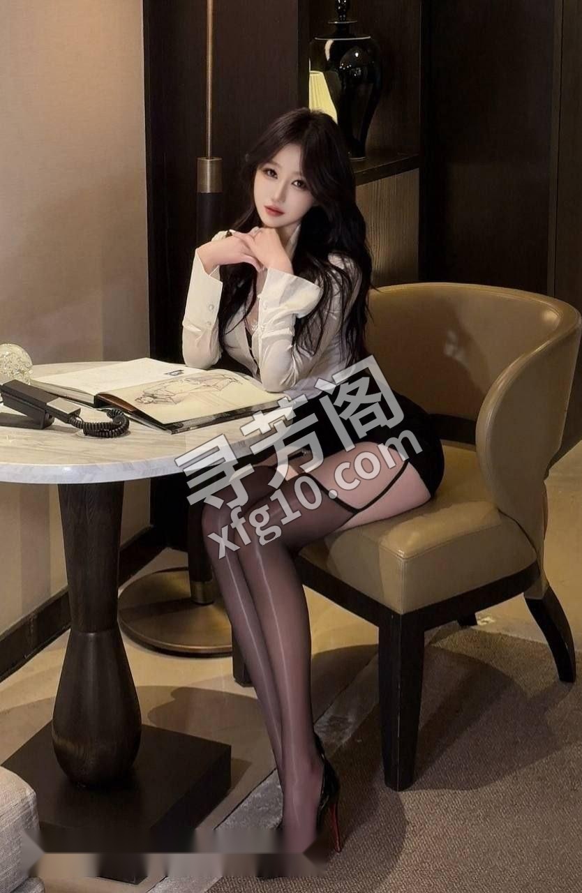 夜色笼罩青岛，她赤裸上身只剩丁字裤和丝袜，主动拉你进房 3