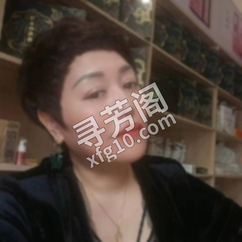 在成都高新区的一处安静出租屋里，一位刚入行的熟女姐姐正等着客人上门 2