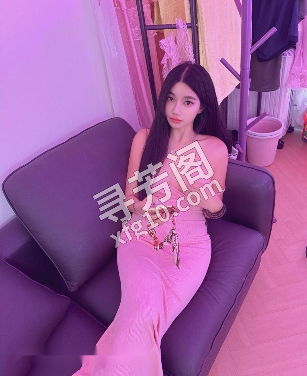 在上海浦东新区的一间温馨公寓里，28岁的舞蹈女孩身材柔韧，脸蛋清丽却骚气十足 3